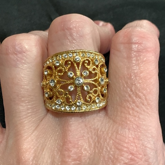 Gold tone rhinestone cut out ring size 7 - Picture 6 of 6